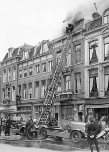 405215 Afbeelding van het blussen van een brand op de zolderverdieping van het pand Amsterdamsestraatweg 8 te Utrecht, ...